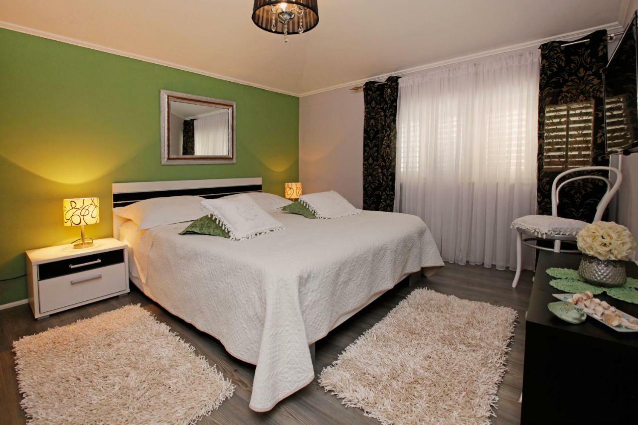Apartment Ambroz Vela Luka Exteriör bild