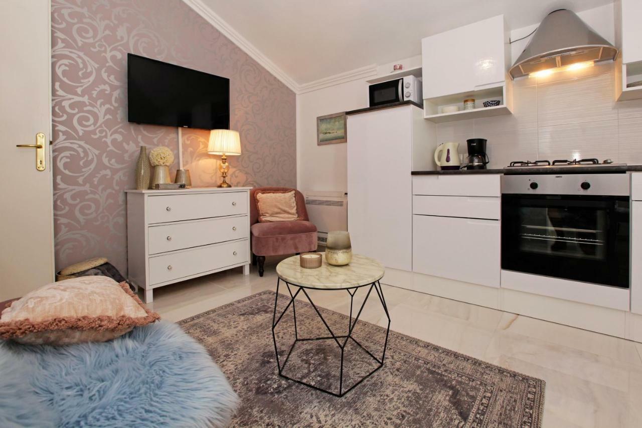 Apartment Ambroz Vela Luka Exteriör bild